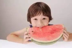 娱乐吃瓜酱假装心脏病,从“假装心脏病”事件看粉丝焦虑与娱乐产业反思