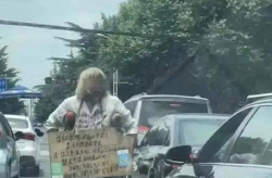 乞讨白发老人是银行vip,银行VIP背后的感人故事
